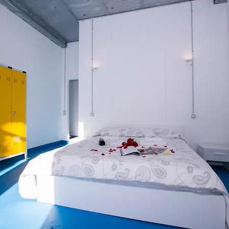 Апартаменты Sleeps 8 Аккуазериа