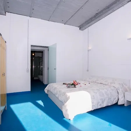 Sleeps 8 דירה *