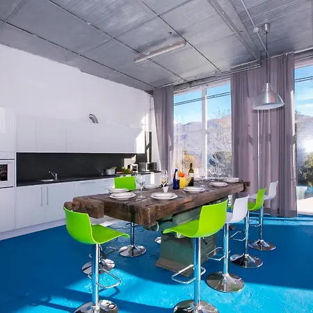 דירה Sleeps 8 *